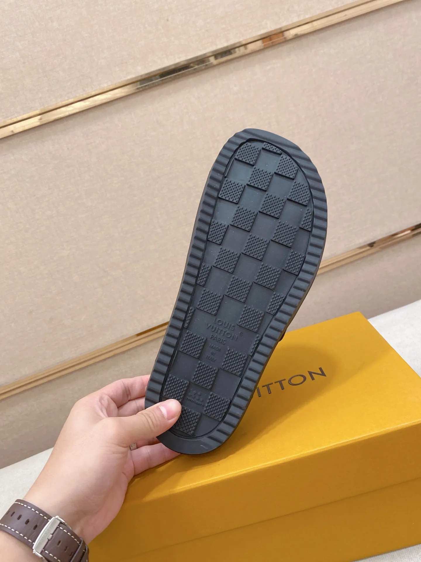 Men's shoes 💰: 360💰Made by LV🔍Top purchasing agents, men's spring and summer slippers are synchronized in the counters. The uppers are made of imported materials from Italy with logo graphics and high-quality craftsmanship. The soles: original soles specially provided by the original factory. The exclusive movable molded soles are super comfortable. Original goods follow the order, 🔍🔍high quality, you can enter and exit the counter at will. Welcome to compare, code number 38-44.